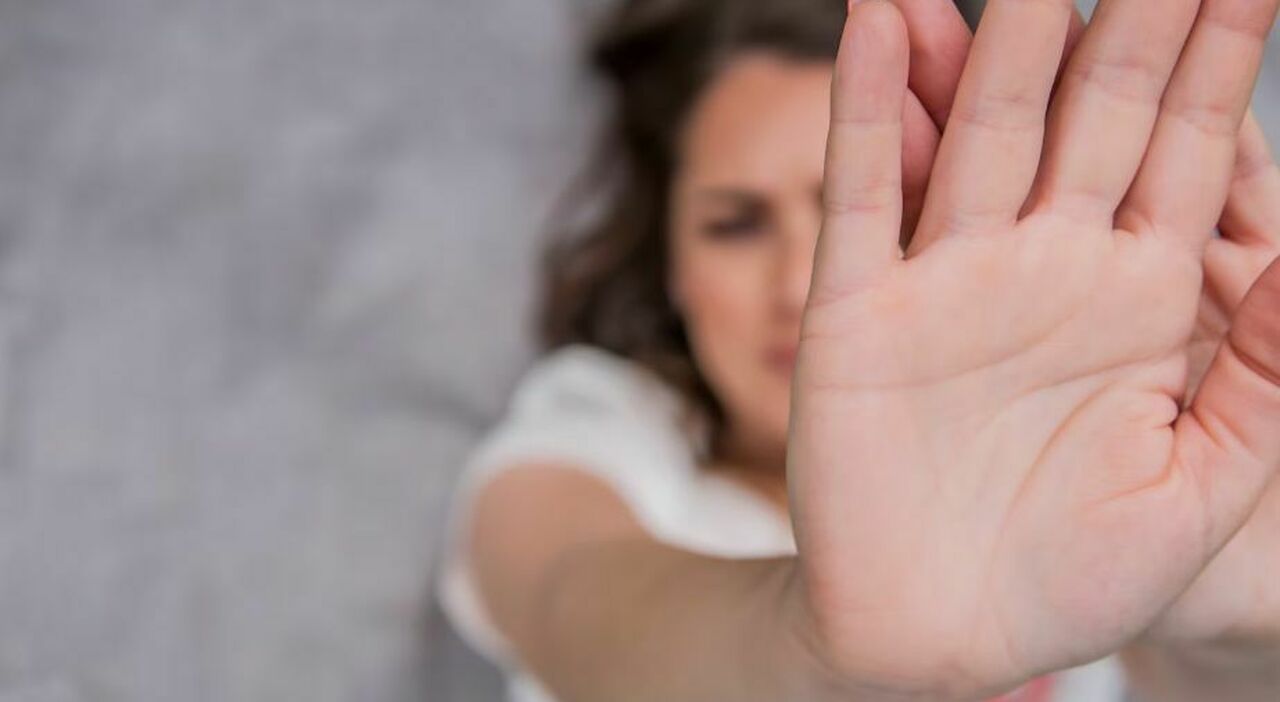 Costringe la moglie incinta al quinto mese a prostituirsi e la riempie di botte: lei fugge mentre lui dorme e chiede aiuto