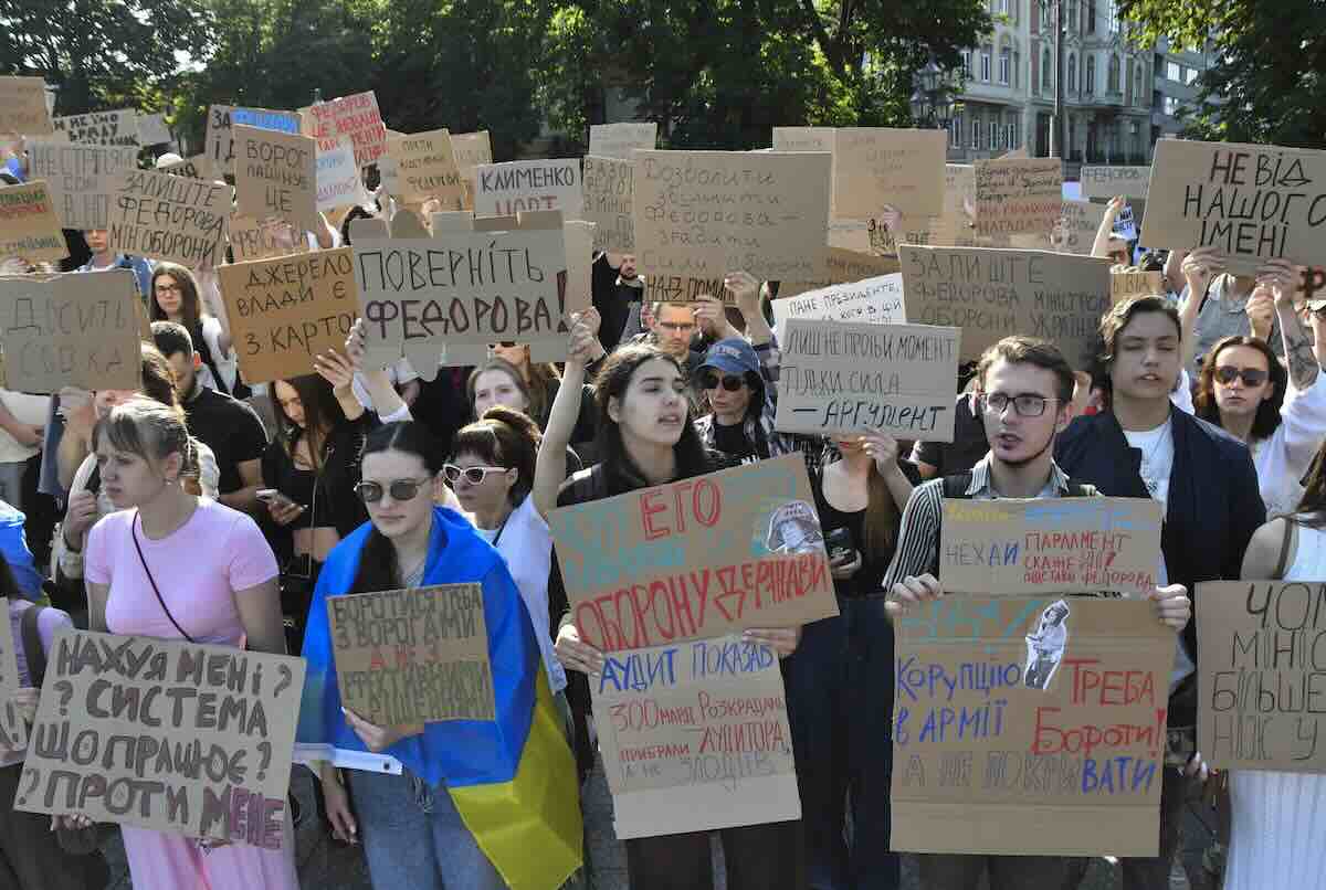 Ucraina, migliaia in piazza a Kiev contro Zelensky: le proteste dopo che ha silurato il ministro della Difesa Fedorov - Il video