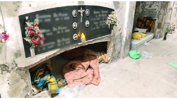 Modena, i senzatetto vanno a dormire nei loculi vuoti del cimitero - Gazzetta di Modena