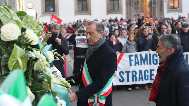 Milano ricorda le vittime di piazza Fontana: il corteo istituzionale, l’installazione permanente e la manifestazione degli antagonisti - Il Giorno
