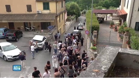 Camaiore, l'addio a Mirko e Kety: applausi e silenzio per le vittime della strage familiare