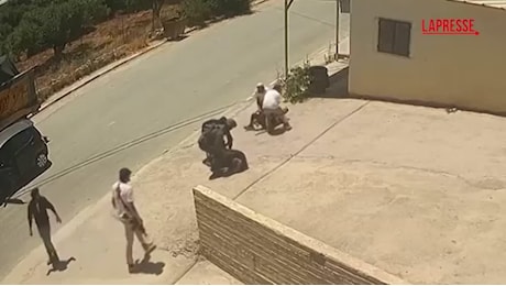 Cisgiordania, soldato dell'Idf aggredisce brutalmente un palestinese