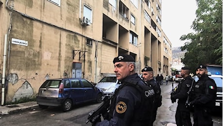 I colpi di kalashnikov, 15 fermi. Il trafficante Verga dava ordini dalla cella. Giallo sul regista
