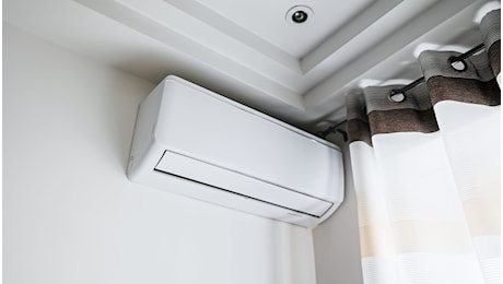 Caldo record, la stangata estiva arriva in bolletta: fino a 600 euro in più tra condizionatori e acqua