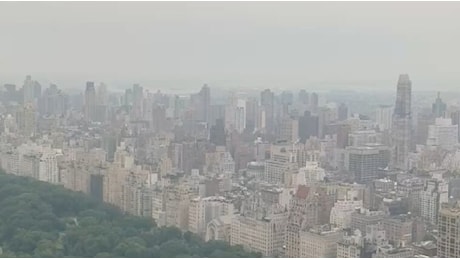 New York soffoca nel fumo degli incendi in Canada: lo skyline scompare in una nube grigia