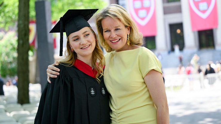 La principessa Elisabeth del Belgio si è laureata a Harvard. I look della reale e della mamma Mathilde per le celebrazioni - Vanity Fair Italia