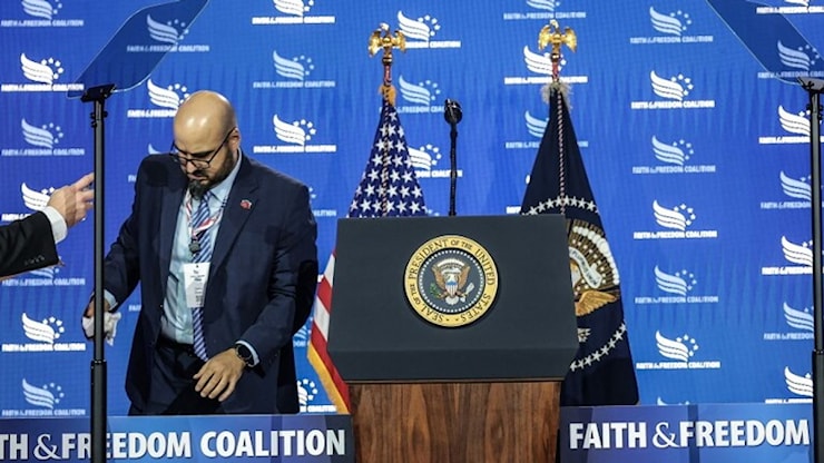 Vince 100mila dollari puntando sui discorsi di Donald Trump... ma li leggeva in anteprima: bufera sull'operatore del gobbo - Tgcom24