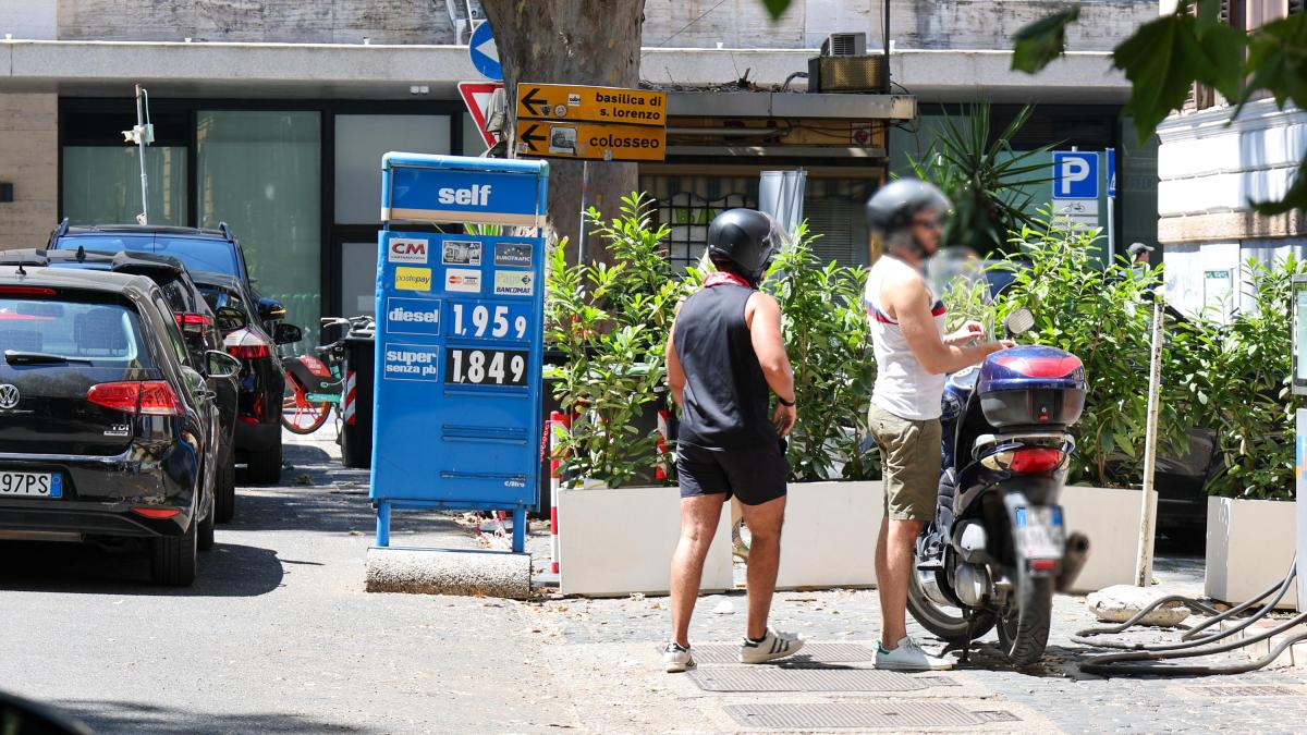 Prezzo carburanti: continua la discesa per benzina e gasolio