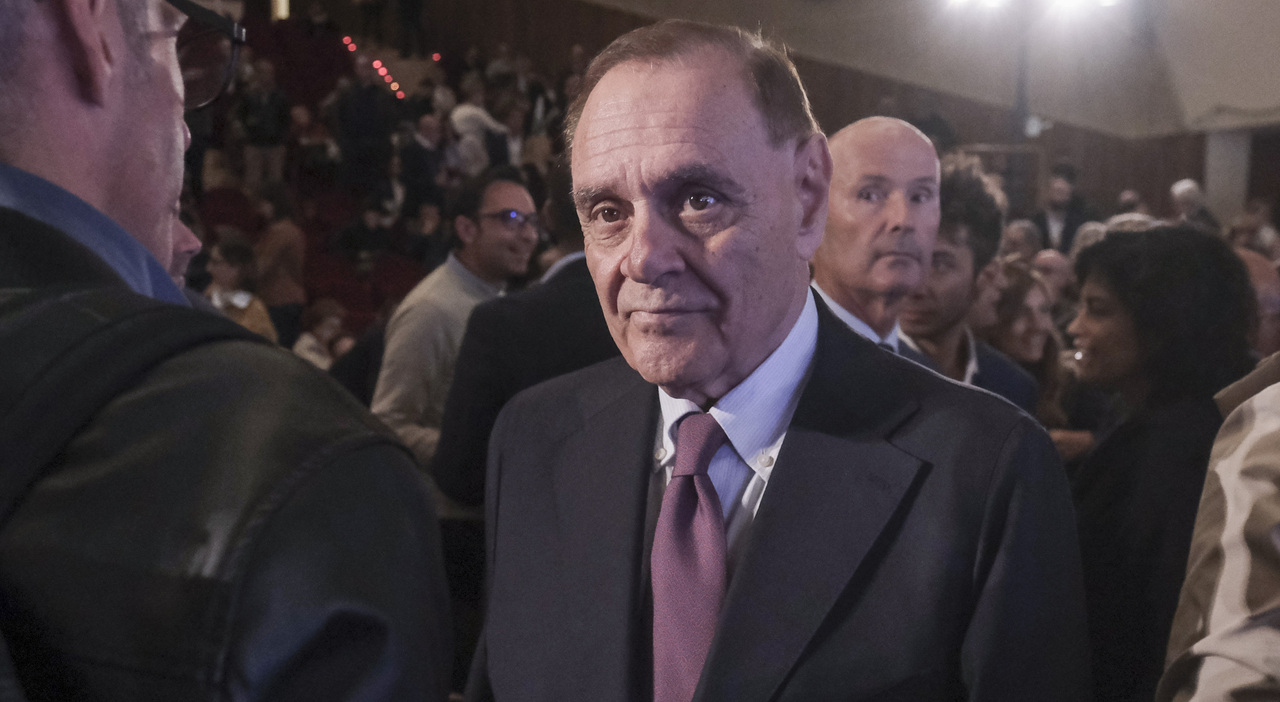 Mastella: «Ho un tumore, quando l'ho saputo mi è mancato il fiato. L'unica paura? Morire da solo, i ricordi non bastano»