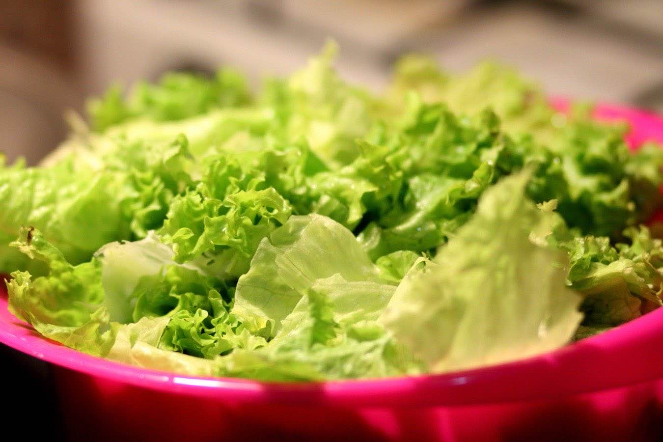 L'epidemia di virus intestinale dei clienti del fast-food, tutta colpa dell'insalata. I sintomi e l'allarme: la scoperta negli Usa