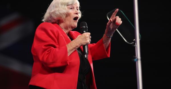 Morta Ann Widdecombe, pasionaria pro Brexit passata dalla Thatcher a Farage