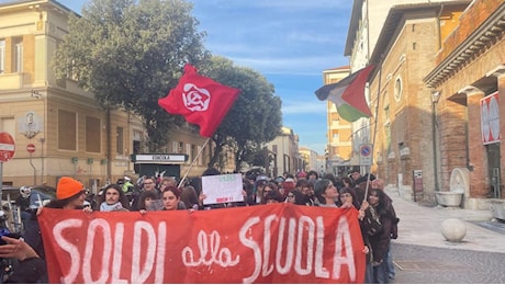 Studenti in piazza contro il carovita, corteo dal liceo Mengaroni