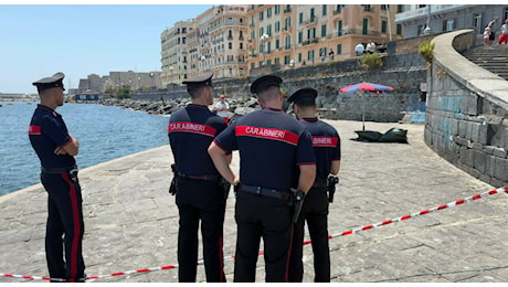 Cadavere ripescato sul lungomare di Napoli, indagini in corso dopo il macabro ritrovamento