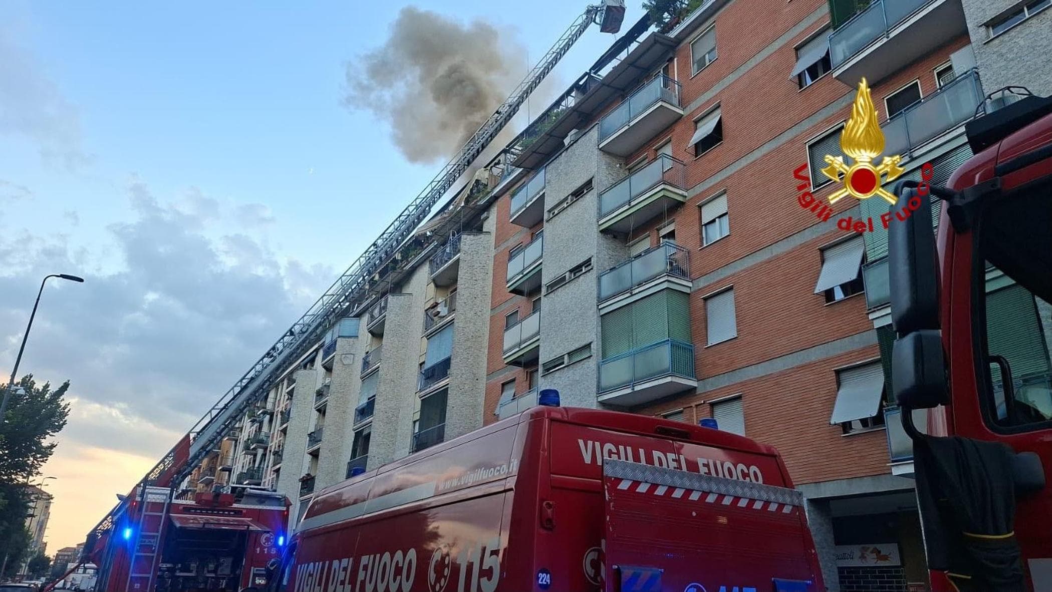 Milano, va a fuoco un appartamento al sesto piano: coppia di anziani trovati morti