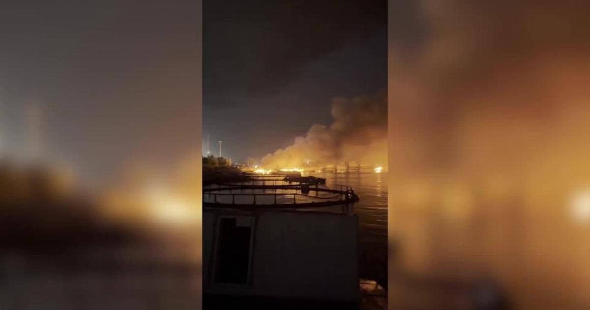 Iran, nuovi raid Usa. Il fumo si alza dal porto di Deyr