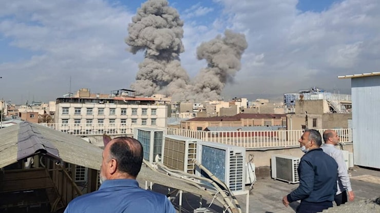 Gli Usa attaccano Teheran, attivata la difesa aerea. L'Iran risponde: colpite basi americane in Giordania, Kuwait e Bahrein - Il Fatto Quotidiano