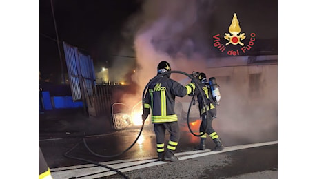 Catanzaro, auto in fiamme dopo un incidente nella notte: intervento dei Vigili del Fuoco in viale Magna Græcia