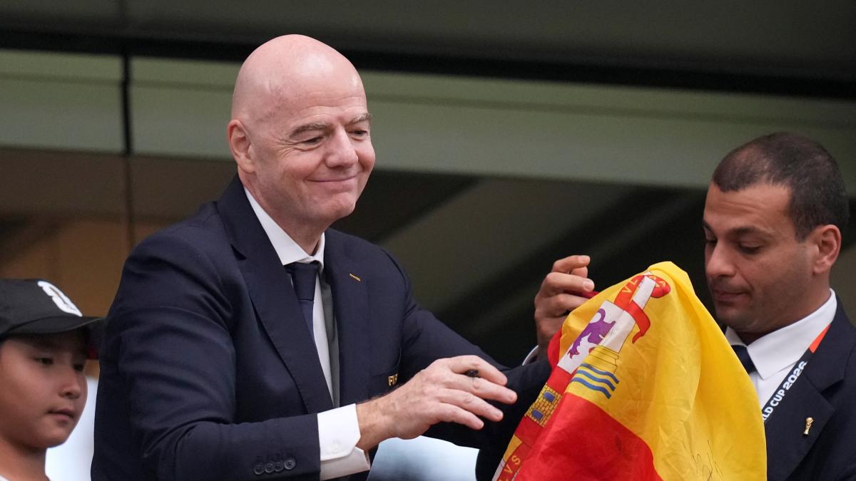 L'ultima di Infantino? Conferenze stampa a pagamento. E per 150 dollari un selfie con Rio Ferdinand...