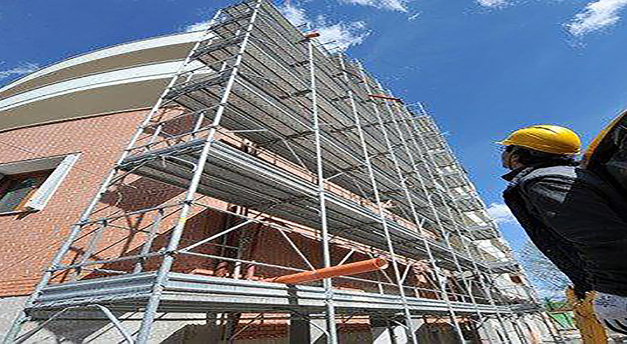 Travolto da un macchinario mentre lavora in cantiere, muore operaio 48enne