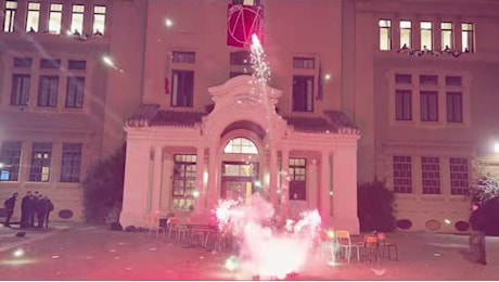 Roma, occupato il liceo Mamiani: fumogeni e barricate nella notte