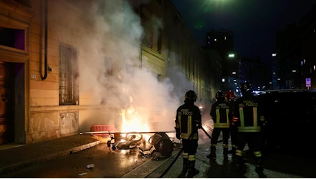 Bologna, scontri al corteo contro il carovita: 17 feriti e un malore
