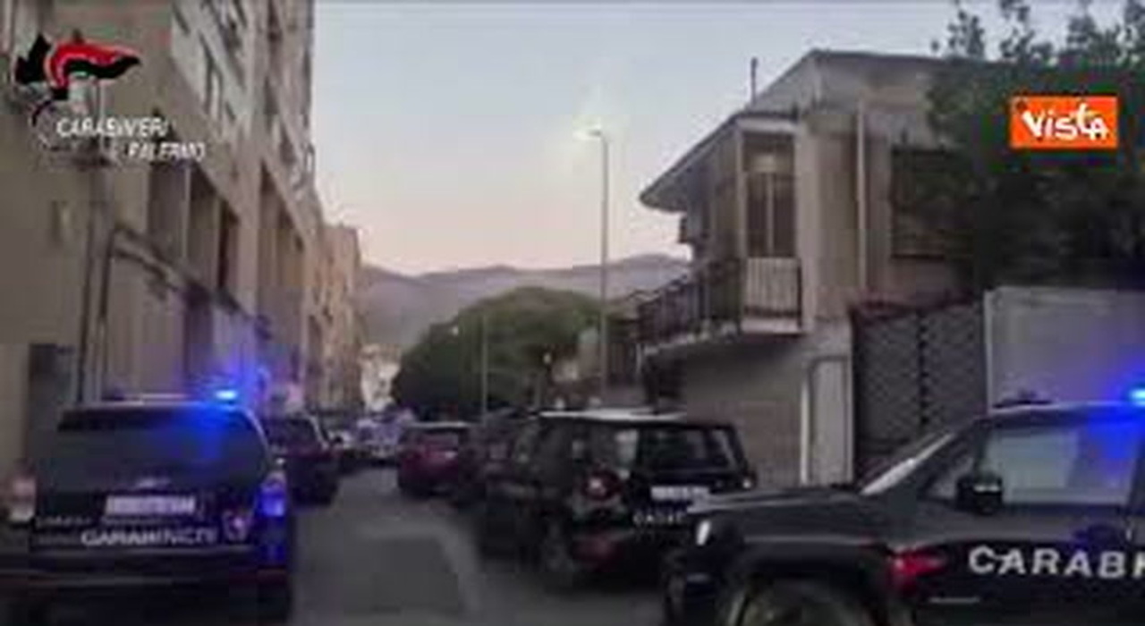 Palermo, presa la banda dei kalashnikov: 15 arresti nei blitz all'alba VIDEO