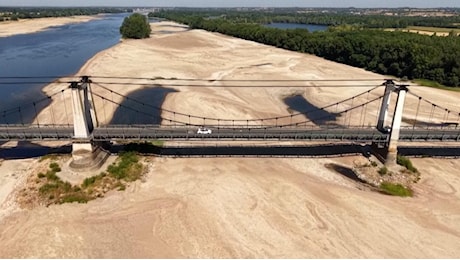 La Loira si prosciuga, il fiume più lungo di Francia è ridotto a un banco di sabbia
