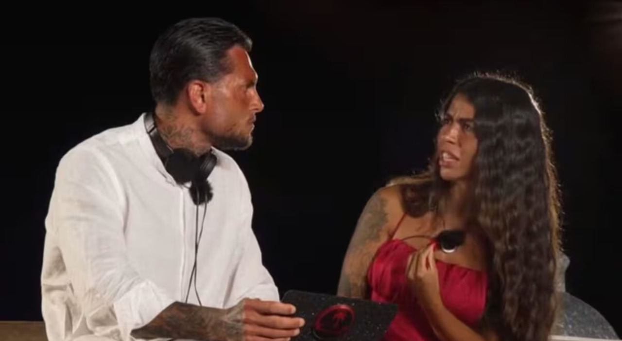 Temptation Island, tutto sulla coppia Alessandra e Rosario: età, lavoro, i tradimenti di lui, il flirt con la tentatrice Giada e il falò a tre