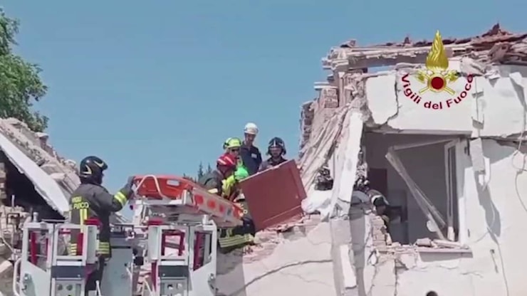 Crolla palazzina nell'Anconetano, estratto un uomo vivo - Sky TG24