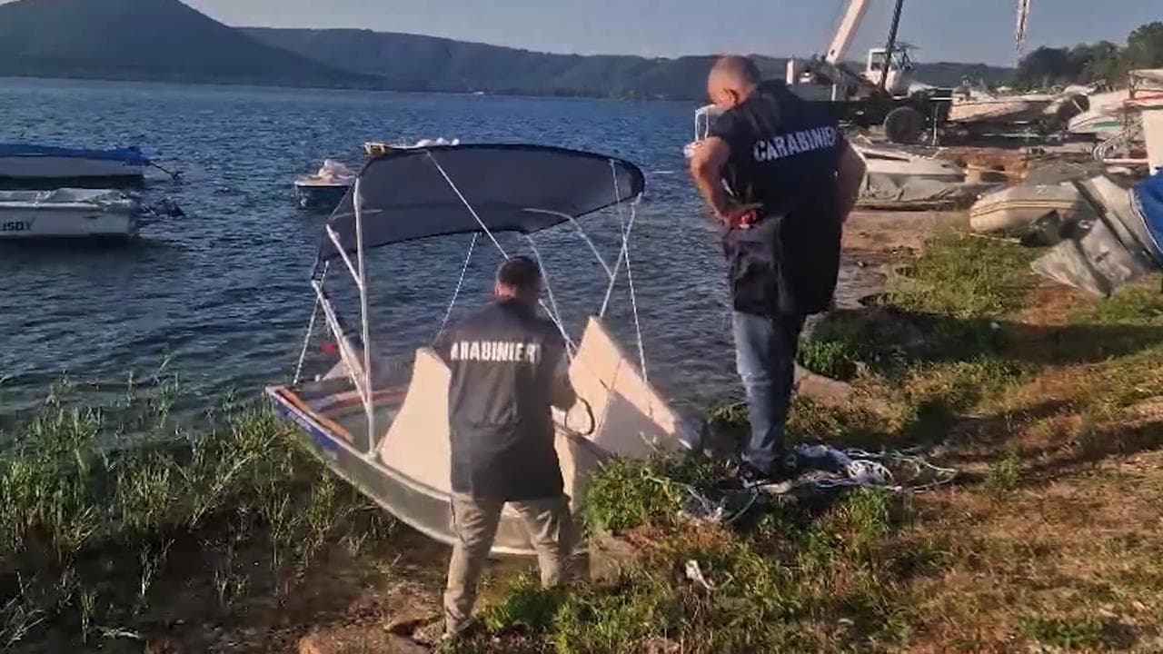 Vico, le ricerche del marito della ministra Roccella disperso nel lago