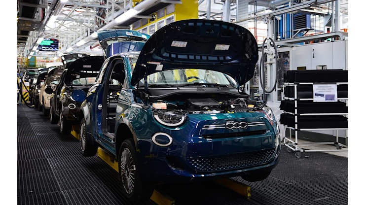 UE ci ha ripensato, niente stop alle auto termiche: si va oltre il 2040 - Autoblog