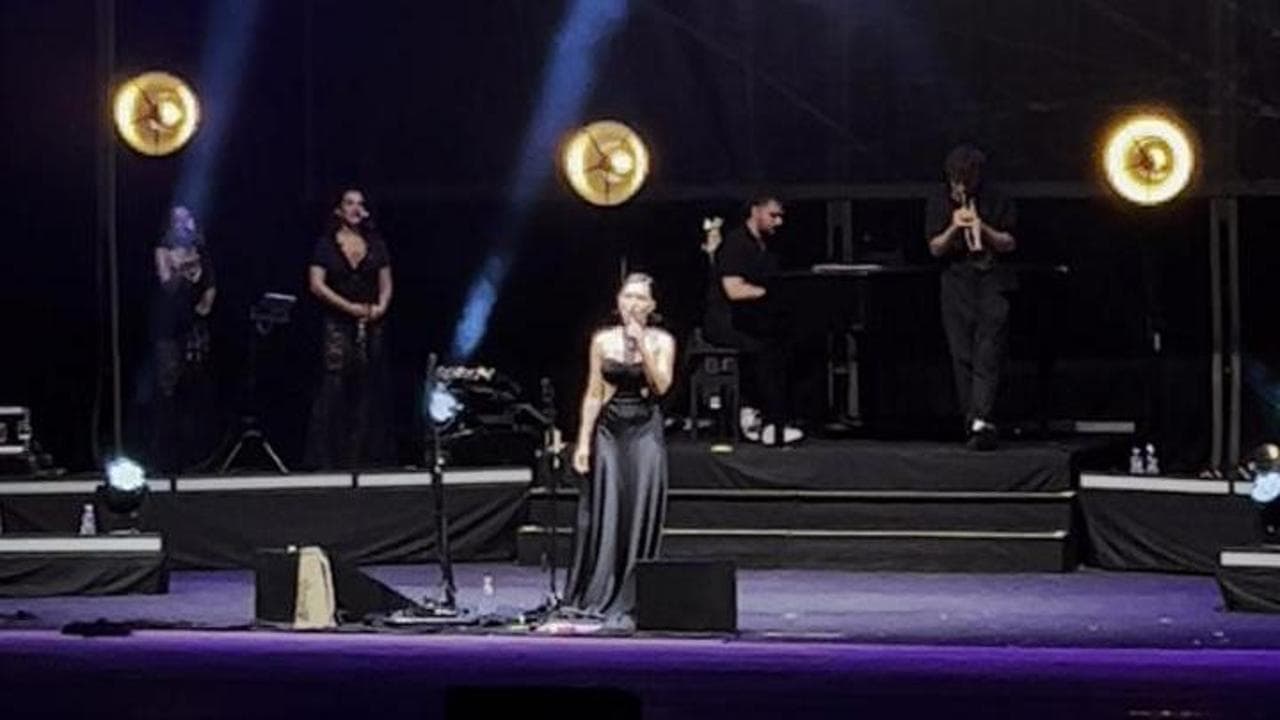 Serena Brancale rende omaggio a Peppino Di Capri all'Arena Flegrea: Nessuno al mondo