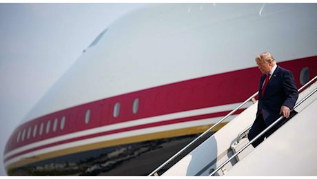 Trump lascia Ankara sul vecchio Air Force One e il nuovo velivolo vola in Gran Bretagna: dubbi sulla sicurezza