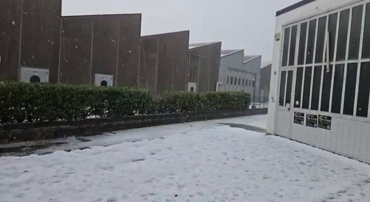 Bomba di ghiaccio dal cielo, grandine come neve: danni e allagamenti nel Trevigiano