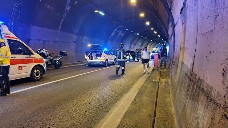 Breno, frontale in galleria: morti madre e figlio - Il Giorno