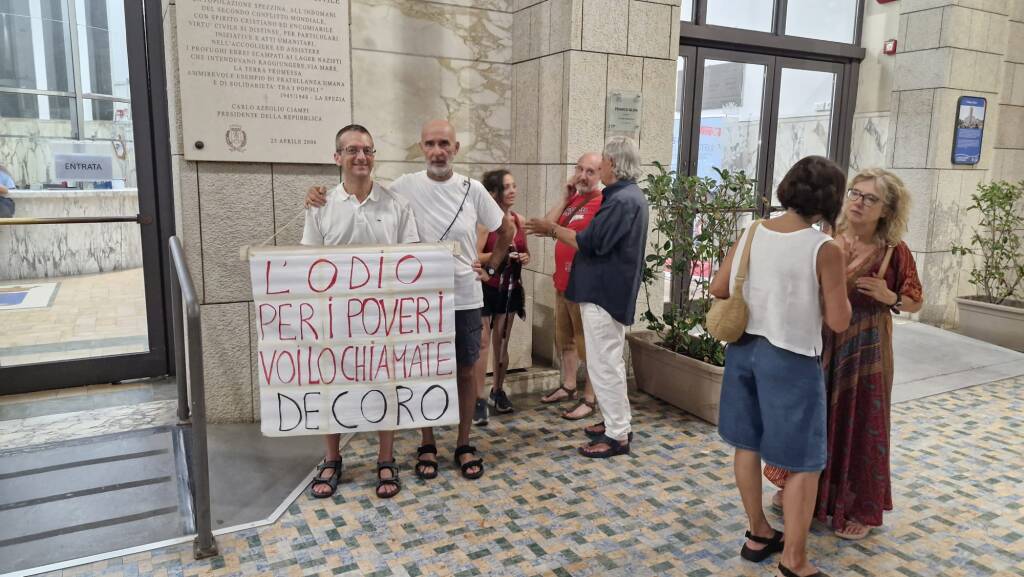 Presidio sotto Palazzo civico dopo la morte di Fakir a Bologna: “Non voltiamoci dall’altra parte”. Nel mirino anche le multe ai lavoratori bangladesi