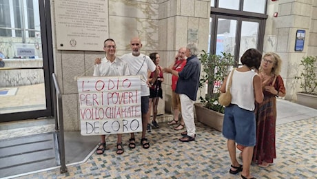Presidio sotto Palazzo civico dopo la morte di Fakir a Bologna: “Non voltiamoci dall’altra parte”. Nel mirino anche le multe ai lavoratori bangladesi