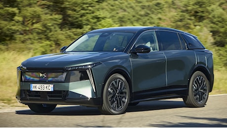 Ds n°7, la prova del suv francese costruito a Melfi. Lusso e materiali pregiati, ma il tre cilindri ibrido va in affanno