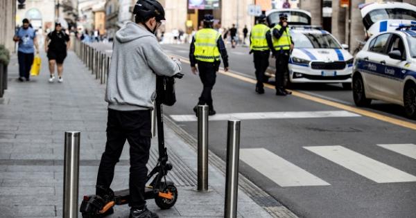 Monopattini, è arrivata l'assicurazione obbligatoria: multe fino a 400 euro. La polizia locale: «A Parma più controlli»
