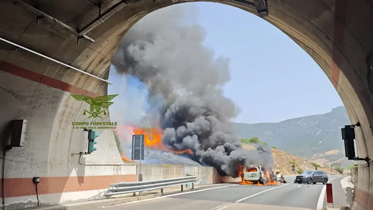 Terribile frontale sulla 125 a Solanas, cinque feriti gravi: mezzi a fuoco, incendio sulla collina - L'Unione Sarda.it