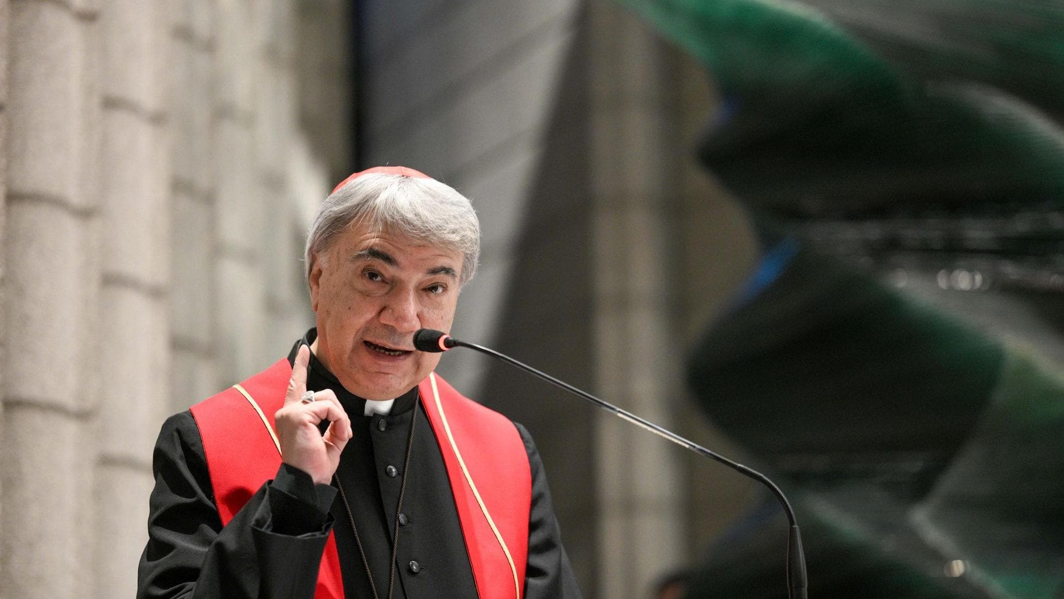 Il cardinale di Napoli Battaglia: “Quella pistola al vertice Nato è lo scandalo che si fa souvenir”