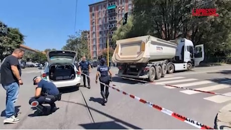 Milano, ciclista di 67 anni travolta e uccisa da un camion in zona Fiera