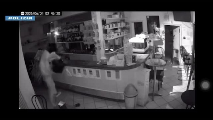 Bologna, il video del furto in un bar in via Bendini: il ladro prima sradica il registratore di cassa poi prende i soldi dalla slot machine - Corriere della Sera