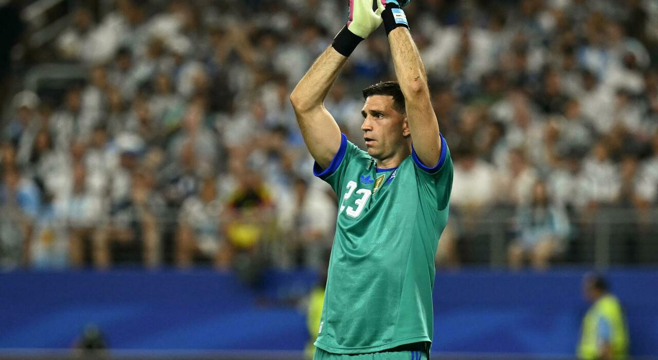 Juventus, Carnevali chiama Kolo Muani e Martinez: «Profili da Juve». Ma boccia Vlahovic: «Non rientra nei piani»