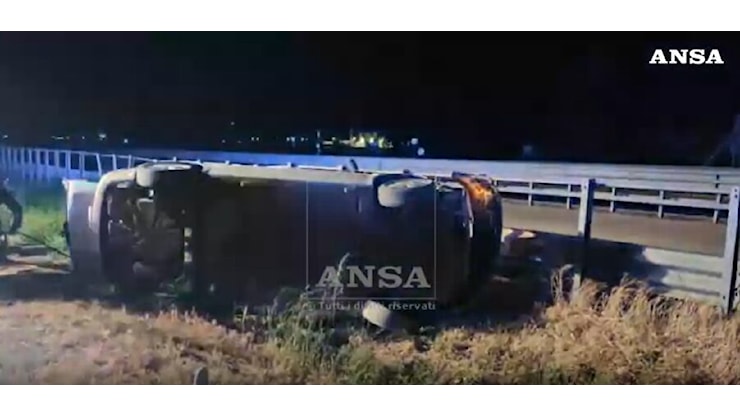 Tragica fuga dal posto di blocco, auto contro il guard-rail: muore 16enne - panorama.it