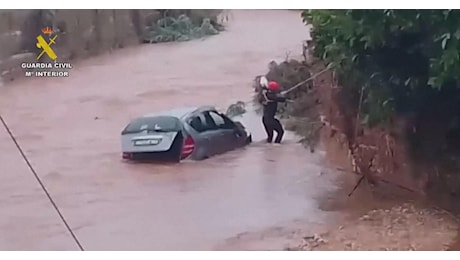Maltempo a Valencia, la Dana Adam sommerge la costa: quattro vittime e soccorsi con gli elicotteri