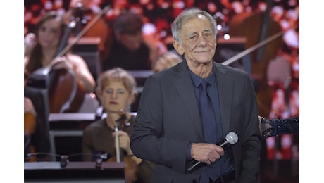 Roberto Vecchioni torna sul palco dopo la malattia: «Dovrò fermarmi ancora»