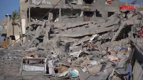 Gaza, edificio distrutto a Deir al-Balah dopo l’ordine di evacuazione