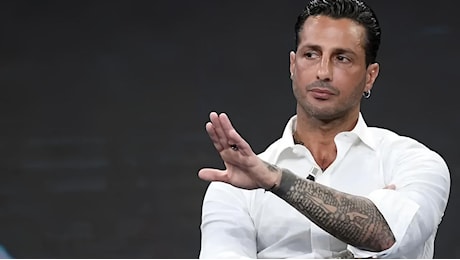Fabrizio Corona aggredito e rapinato a Milano, denuncia pronta per lesioni e rapina aggravata