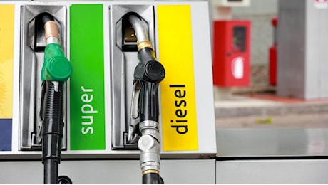 Benzina, tornano le accise e i prezzi salgono oltre i 2 euro